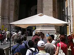 Inaugenscheinnahme von Vatikanbesuchern, ob deren Bekleidung akzeptabel ist