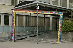 Installation Magisches Tor (Walter Vögeli ⁄ Urs von Arx 1987–1992) vor dem Haupteingang Gebäude Departement Chemie & Biochemie Uni Bern Freiestrasse 3