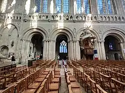 Langhausarkaden 1120–1139, Obergaden frühgotisch mit einzelnen späteren Veränderungen