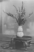 1925. Wohnkultur. Gladiolen-Arrangement als frühherbstlicher Schmuck von Franziska Bruck