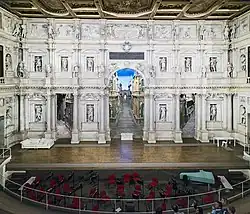 Scheinarchitektur: Skene im Teatro Olimpico (Vicenza), Andrea Palladio, erbaut 1580–1585.