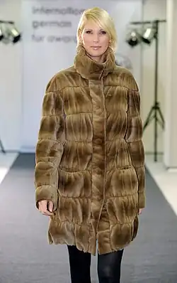 Gerüschter „Cashmere-Nerz“-Mantel (Ingo Saar, 2009)