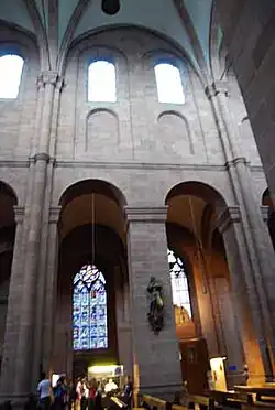 Obergaden, einfaches Blend-Triforium, Seitenschiff mit gotischen Fenstern
