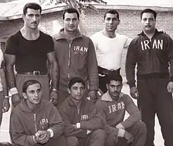 Das iranische Gewichtheberteam 1960 (v.&nbsp;l.&nbsp;n.&nbsp;r.): stehend Betreuer Ferdows, Mohamed Tehraniami, Betreuer Boroumand, Amiri Mangashti; sitzend Betreuer Tabatabai, Hassan Esmaeil Elmkhah und Ali Sonboli