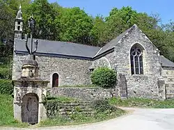 Kapelle Notre-Dame-de-Lorette mit Calvaire und Brunnen