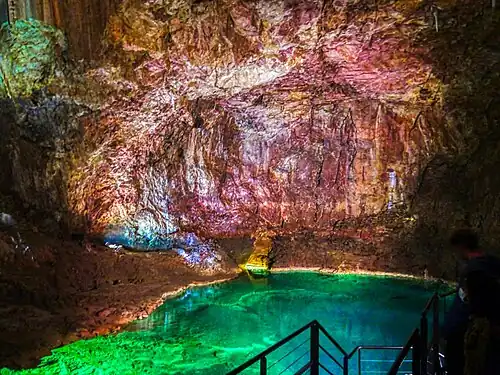 Mit farbigem Kunstlicht beleuchtete „Kathedrale“