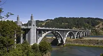 Die Rogue River Bridge über den Rogue River USA-Oregon Oregon