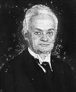 Dieses frontal aufgenommene Porträtfoto ab dem Schulterblatt aufwärts und leicht nach links blickend in schwarzweiß zeigt den jüdischen Philosophen Isaac Benubi und entstand 1943.