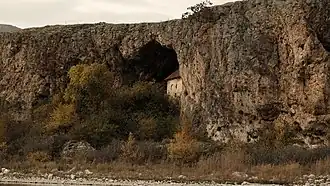 Klippen mit Kirche in Höhle