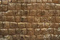 Mauer der zweiten Terrasse