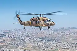 UH-60 Black Hawk Yanshuf der 124. Staffel „Rolling Sword“ (rotes Symbol am Heck) im April 2023