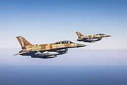 Zwei F-16I Sufa der 201. Staffel „The One“ (siehe Heck) von Ramon hoch über Israel im Januar 2025