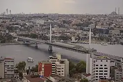 Haliç (dt. Goldenes Horn), Istanbul: Metrobrücke über das Goldene Horn mit integriertem Bahnhof