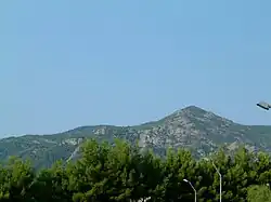 Blick auf den Berg Itamos (811&nbsp;m) vom Eingang zur Hotelanlage Porto Carras, Gemeindebezirk Neos Marmaras