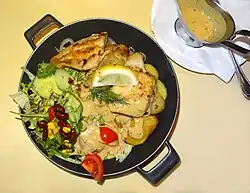 „Ivendorfer Pannfisch“&nbsp;– Variation mit einer Art Bauernsalat in einem Restaurant in Ivendorf, einem Stadtbezirk von Lübeck-Travemünde