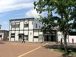 Provisorisches Bahnhofsgebäude nach dem Brand (Juni 2004)