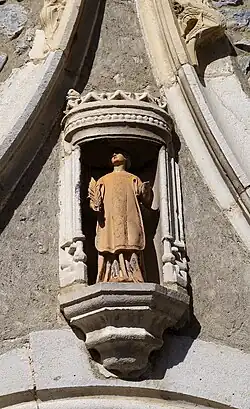 Statue des heiligen Stephanus über dem Eingangsportal