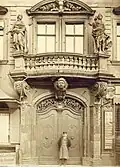 Portal von Jöchers Haus mit den Döringschen Figuren um 1890
