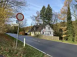 Jörgenmühle 22 – Abzweigung der Straße nach Berghausen von der L 286