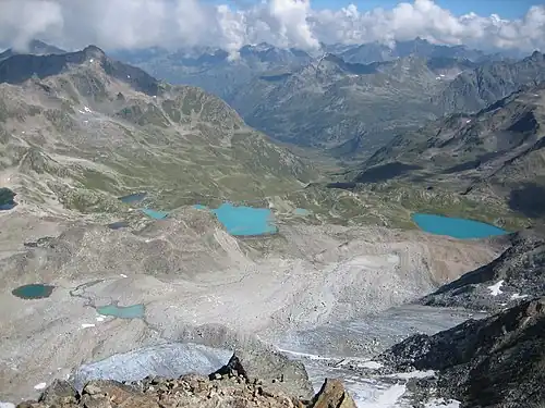 Blick vom Flüela Wisshorn auf die Jöriseen und das Gorihorn (rechts hinter den Seen)