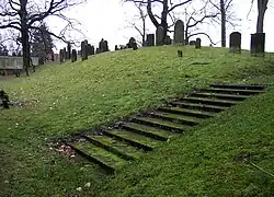 Grabsteine des älteren Friedhofsteils auf dem Hügel