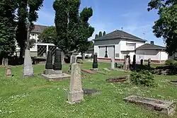 Grabsteine mit der Synagoge im Hintergrund
