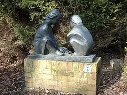 Spielende Kinder mit Schildkröte, 1974, Bronze, Schlosspark Jüterbog[4]