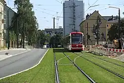 Chemnitz, Reit­bahn­stra­ße; hoch­lie­gen­de Ra­sen­glei­se mit Vig­nol­schie­nen, Ril­len­schie­nen wu­rden nur im Wei­chen­be­reich ver­legt.