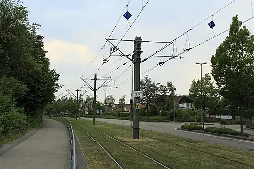 Systemwechsel der Stadtbahnstrecke Wörth (Rhein) im Karlsruher Stadtbahnnetz von 15 kV, 16,7 Hz im Vordergrund auf 750 V Gleichspannung im Hintergrund.