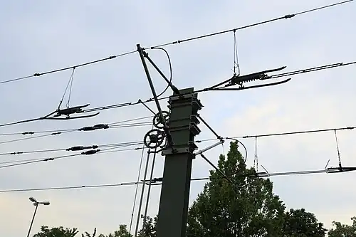 Doppelte Streckentrenner beim Systemwechsel in Wörth, rechts 15 kV, zwischen den Trennern neutral, links geerdet.