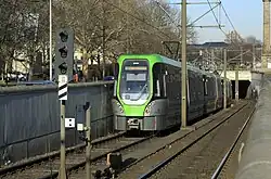Tunnel der Stadtbahn und Gleise im Straßenverlauf