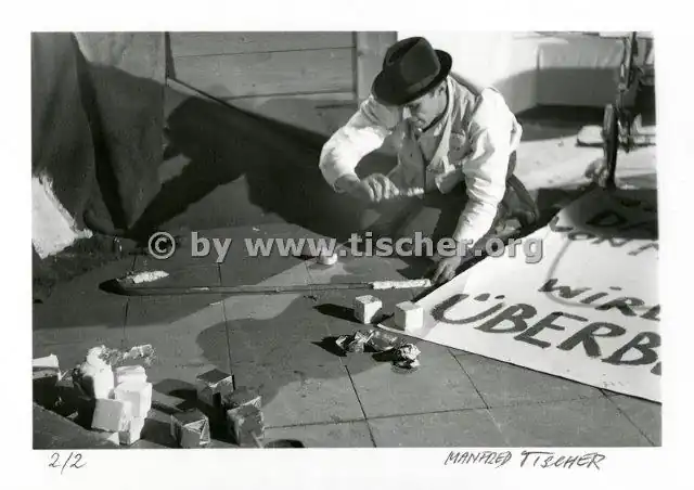 JBA-F 92830; zwei der 22&nbsp;Fotografien aus der Beuys-Aktion, um die sich der Rechtsstreit 2009 entzündete.