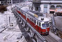 Baugruben der Wiener U-Bahn 1970, Linie&nbsp;167 auf Stelzen: Karlsplatz, Blick in Richtung Staatsoper