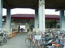 Altes Bahnhofsgebäude unter dem erhöhten Shinkansen (März 2005)
