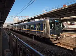 Triebzug der Baureihe 321 im Bahnhof Nishi-Akashi