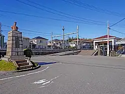 Bahnhofsgebäude und Bahnhofsplatz