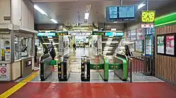 Bahnsteigsperren beim nördlichen Eingang