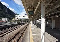 Bahnsteige und Fußgängerbrücke