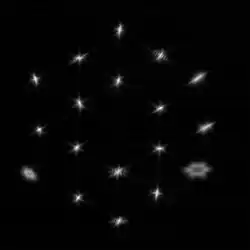 Aufnahme vom 18. Februar 2022 nach einer ersten Ausrich­tungsphase der Spiegel. Die 18 Bilder des Sterns sind wie die einzelnen Segmente angeordnet, um nun mit der Fokussierung zu beginnen.[45]