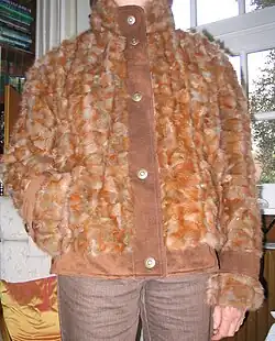 Herrenweste aus rötlichen Fehköpfen, (Pelzmoden Reiss, Arnsberg 2010)