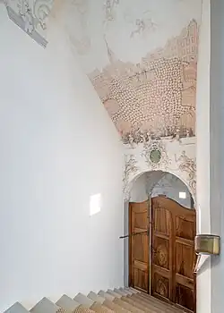 Stuckatur im Gemeindehaus mit einer Dar­stellung der Landsgemeinde und der Gebäu­de am Lands­gemeindeplatz mitten in der baulichen Trans­formations­phase der 1770er-Jahre