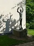 Jakob Probst (1880–1966), Columbus, 1950. Die Skulptur steht auf der rechten Seite des Wirtschaftsgymnasiums, Wirtschaftsmittelschule Basel (Spielplatz)