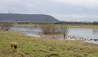 Blick aus Richtung Norden vom Ostufer der Weser bei Minden über die Weserbrücke der B&nbsp;65 hinweg zum Jakobsberg