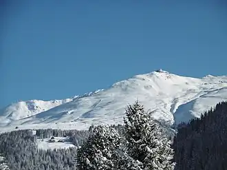 Blick auf das Jakobshorn aus südlicher Richtung, im Vordergrund liegt die Clavadeler Alp mit dem Sessellift Clavadeler Bubble