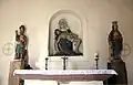 Altar der Kapelle: Pietà, Jakobus (links) und heilige Barbara (rechts)