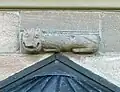 Romanische Löwen­skulptur der ursprüng­lichen Kirche über der Hauptapsis