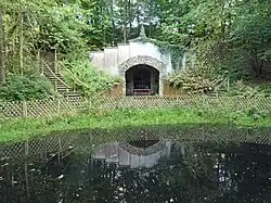 Lourdesgrotte mit Weiher