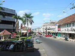 Jalan Ikan Hiu, Straße im Zentrum