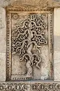 Baummotiv in einer Nische des rechten Minarettsockels