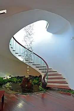 Geschwungene Treppe im Restaurant